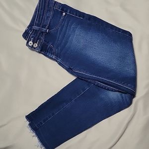 Cute Jean Jennings w frayed bottom, ankle cut.